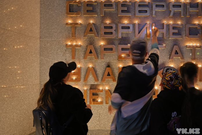Усть-Каменогорске у Мемориала Славы вечером 9 мая зажгли свечи
